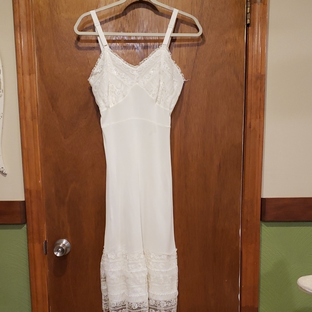 Elegant Vintage Cream/White Lace Slip - Picture 2 of 13